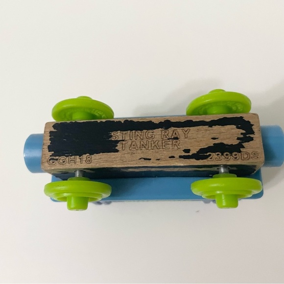 Thomas & Friends Wooden Sodor Aquarium Train Sting Ray Tanker - Picture 10 of 13